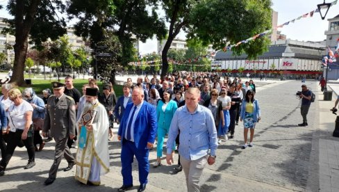 ЛЕСКОВАЦ ОБЕЛЕЖИО СЛАВУ ГРАДА: Свечаност поводом једног од највећих хришћанских празника (ФОТО)