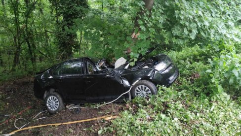 ŠKODA SE „ZAKUCALA“ U DRVO: Potresne slike sa mesta nesreće na putu Goč-Vrnjačka Banja (FOTO)