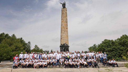 РАДНИ ДАН ЗА ПРИРОДУ: НИС-ови волонтери у акцији чишћења Фрушке горе