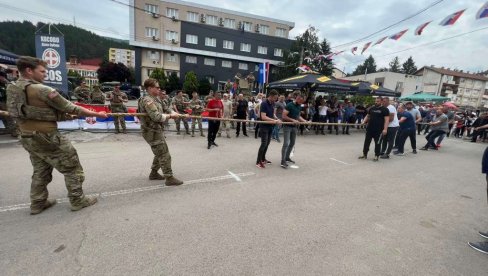 SPORTSKI DUH U LEPOSAVIĆU: U nadvlačenju konopca takmiče se i pripadnici KFOR-a (VIDEO)