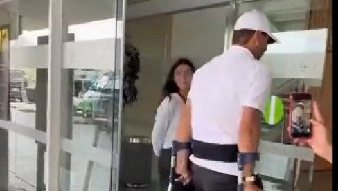 НИЈЕ (МУ) СВЕЈЕДНО: Рафаел Надал изашао из аутомобила, а навијачи нису навикли да га виде оваквог НИЈЕ (МУ) СВЕЈЕДНО: Рафаел Надал изашао из аутомобила, а навијачи нису навикли да га виде оваквог