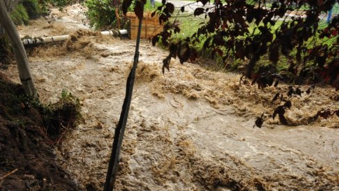 ВРЊАЧКА БАЊА ПОД ВОДОМ: Језиве последице невремена, све паралисано - Поплављене улице, школа, куће, продавнице (ФОТО/ВИДЕО)