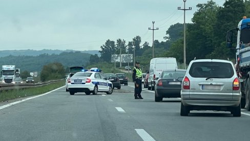 NEZGODA NA AUTO-PUTU BEOGRAD–NIŠ: Zbog sudara dva taksija se napravio veliki zastoj (FOTO)