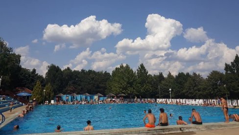 ĐACI GENERACIJE U KIKINDI BESPLATNO NA BAZENE: Poklon Sportskog centra „Jezero“