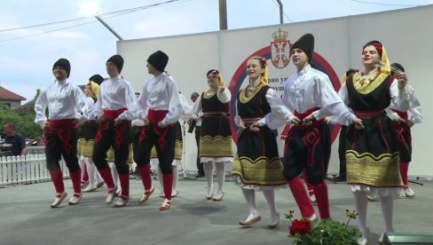 VEČE FOLKLORA U GLOGOVCU KOD JAGODINE: Manifestacija u Glogovcu (FOTO)