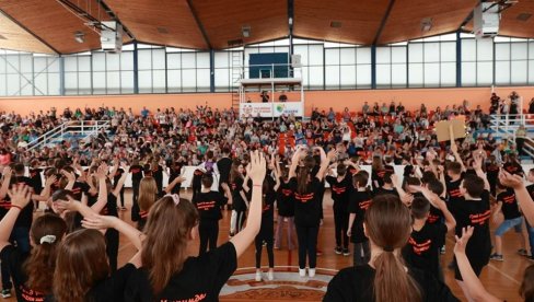 MALI MATURANTSKI PLES U KIKINDI: Učenici četvrtog razreda igrom završili školsku godinu