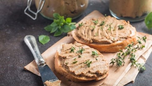 PREDLOG za zdravu i ukusnu užinu : Spremite domaću paštetu od šampinjona i luka
