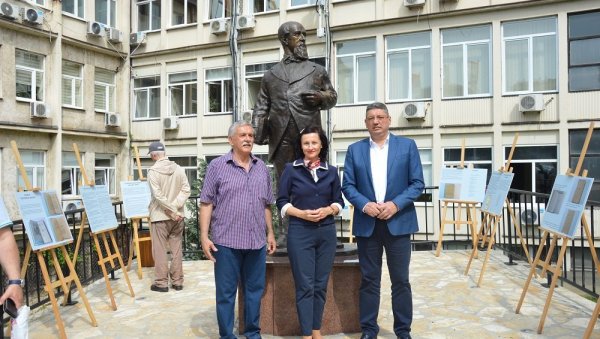 У ЗНАК СЕЋАЊА НА ВЕЛИКАНА: Изложба код споменика Матији Бану