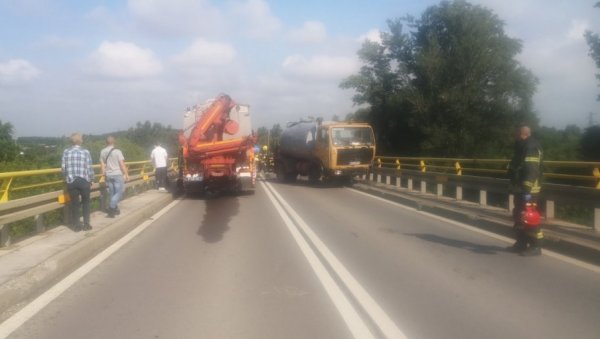 СУДАР КАМИОНА И АУТОМОБИЛА НА ЖАБАЉСКОМ МОСТУ: Возач теже повређен (ФОТО)