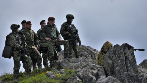 ГЕНЕРАЛ МОЈСИЛОВИЋ ОБИШАО СРПСКЕ СПЕЦИЈАЛЦЕ: Начелник генералштаба у 72. бригади за специјалне операције (ФОТО)