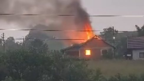 GROM ZAPALIO KUĆU: Veliko nevreme zahvatilo Kostajnicu (VIDEO)