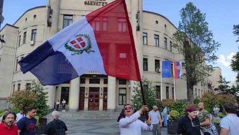 HOĆE DA MENJAJU ZASTAVU SRBIJE: Georgijev i Beširi rodonačelnici novog zahteva političkih protesta (FOTO)