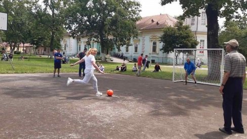 UŽIVANJE U SPORTSKOM DANU: U Domu u Starom Lecu zaposleni i pacijenti igrali fudbal