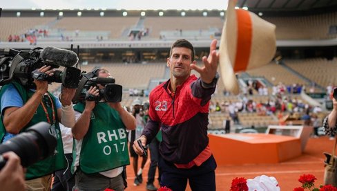 KAKAV ČOVEK! Evo šta je Novak Đoković uradio posle ceremonije, dobijanja trofeja Rolan Garosa i intervjua na terenu (FOTO)