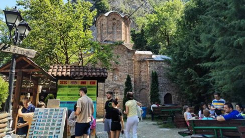 SVETINJA IZGRAĐENA TOKOM KOSOVSKOG BOJA: Manastir Sveti Andrija u kanjonu Matka - po legendi podigao ga je Kraljević Marko (FOTO)