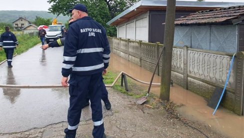 KRITIČNO NA VIŠE LOKACIJA: Zbog poplava zasedao paraćinski Štab za vanredne situacije (FOTO)