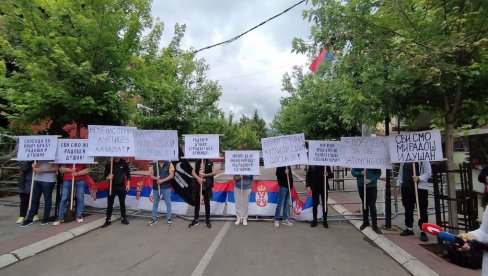 NEĆE NAS SLOMITI KURTIJEV KAZAMAT: Srbi okupljeni ispred opštine Zvečan uputili poruke međunarodnoj zajednici (FOTO)