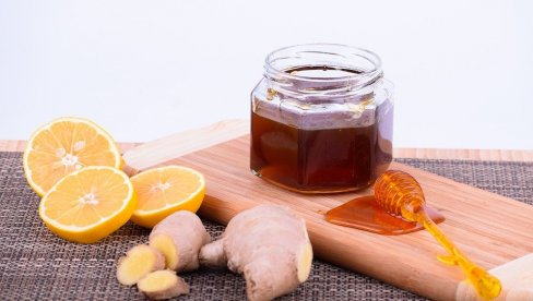 МАНИФЕСТАЦИЈА НА БЕОГРАДСКОМ САЈМУ: Пчелари представљају производе