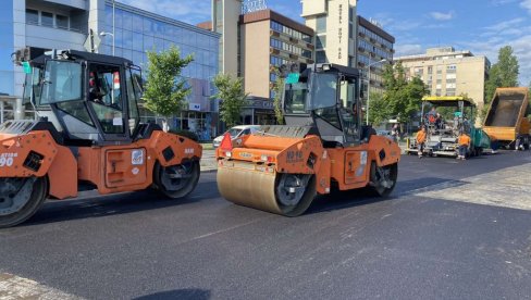 U NOVOM SADU U TOKU INTENZIVNA OBNOVA SAOBRAĆAJNICA: Pri kraju radovi u Bulevaru Jaše Tomića, majstori u Adice