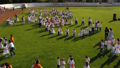 NAJSLAĐI „MALI BAL“: Završna priredba predškolaca u Kikindi (FOTO)