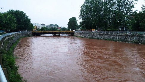 U PARAĆINU STRAHUJU OD IZLIVANJA CRNICE:  Naređeno postavljanje mobilne zaštitne ograde