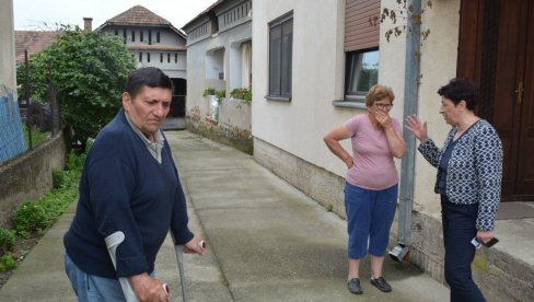 STIGLA POMOĆ OPŠTINE: Žiteljima polavljenog sela Vojska kod Svijalnca uručeni paketi i baloni vode (FOTO)