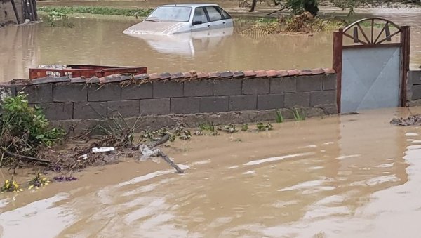 УРСУЛЕ ПОД ВОДОМ: У лесковачком селу данас поподне поново обилне падавине (ФОТО)