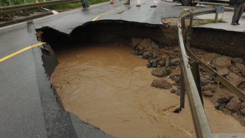 BUJICA ODNELA MOST NA MAGISTRALI: Ogromna šteta na saobraćajnoj infrastrukturi u kraljevačkom kraju (FOTO/VIDEO)