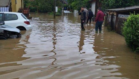 VANREDNA SITUACIJA I U REKOVCU: Voda prodrla u kuće i zgrade, apel građanima da pomognu u punjenju džakova (FOTO)