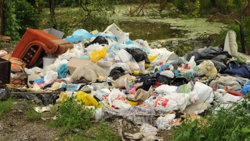 LEGLO ZARAZE NADOMAK SELA: Još jedna divlja deponija u rukavcu Zapadne Morave kod Kraljeva