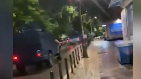 NOVE PROVOKACIJE KURTIJEVIH SPECIJALACA: Oklopna vozila Rosu i večeras na ulicama Severne Mitrovice (VIDEO)