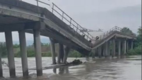 POGLEDAJTE - NEVEROVATAN SNIMAK RUŠENJA MOSTA U MRČAJEVCIMA: Pao kao da je kula od peska (VIDEO)