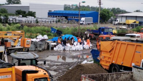 PO CELOM KRUŠEVCU PUMPE, DŽAKOVI, UPOZORENJA: Dan posle proglašenja vanredne situacije borba sa podzemnim vodama (FOTO)