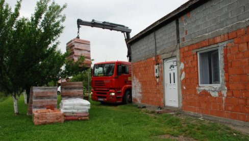 КОСТИЋИМА КРОВ ОД ГРАДА: Из буџета Бијељине издвојено 4.000 КМ како би млада породица имала адекватне услове за живот