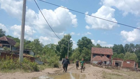 KLIZIŠTE PRETILO DA UGROZI KUĆU ŠESTOČLANE PORODICE: Nakon padavina nastao problem, nadležni rešili situaciju