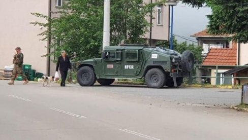 KFOR SPREČIO KURTIJEVU POLICIJU DA UĐE U LEPOSAVIĆ: Vojnici međunarodne misije na svim prilazima ka centru (FOTO)