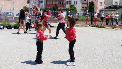 ИЗАШЛИ ДА ПОДРЖЕ СВОГ ЛУНЕТА И СВЕ УХАПШЕНЕ СРБЕ: Јавни тренинг кик-бокс клуба Косовска Митровица (ФОТО)