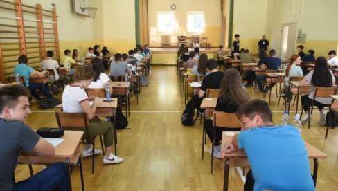 RUPE U ZNANJU POPUNJAVAJU ZA 1.000 EVRA: Mali maturanti uveliko počeli sa obnavljanjem gradiva kako bi se što bolje spremili za završni ispit
