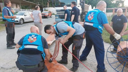 NAFTNA MRLJA ULOVLJENA U MREŽE: Reporteri Novosti sa ekipama koje su pomoću plutajućih barijera za samo sat vremena zaustavile opasnost