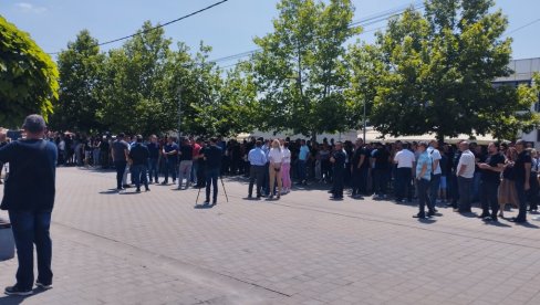 PROTEST ZBOG HAPŠENJA DRAGIŠE MILENKOVIĆA: Blokiran put Gračanica–Gnjilane, policija pokušala da ukloni narod