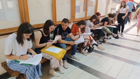 САМО НА 12 ФАКУЛТЕТА КЛУПЕ ПУНЕ: Завршен први уписни рок на Универзитету у Београду, слободно више од 4.000 места