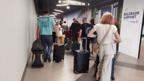 HAPŠENJE NA AERODROMU U SURČINU: Nudio mito policiji da ga puste u Srbiju