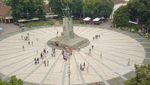 POLITIČKI PROTEST U KRALJEVU: Mali broj okupljenih - slika govori sve POLITIČKI PROTEST U KRALJEVU: Mali broj okupljenih - slika govori sve