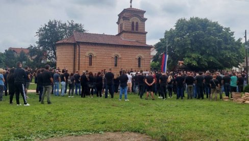 SINE, KAKO DA ŽIVIM BEZ TEBE? Završeno opelo u Malom Orašju, kolona krenula put groblja, uz jauke majke