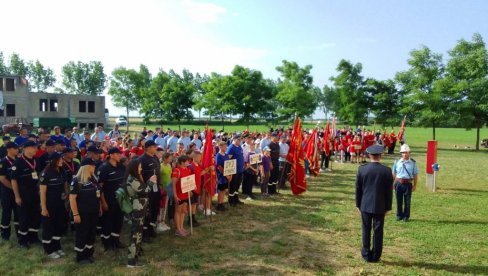 СПРЕМНИ ЗА ГАШЕЊЕ ПОЖАРА: Такмичење ватрогасаца у Дорослову