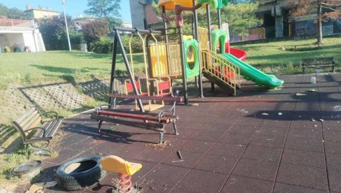ЛОМИЛИ ПО ДВОРИШТУ СЛАВУЈКА: Уништени пластични тобоган, клацкалице, клупе... ЛОМИЛИ ПО ДВОРИШТУ СЛАВУЈКА: Уништени пластични тобоган, клацкалице, клупе...