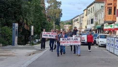 BIVŠI RADNICI VEKTRA BOKE OPET PROTESTUJU: Nezadovoljni radom i odlukama nadležnih sudova