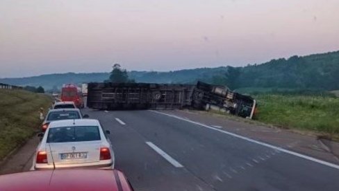 ПРЕВРНУО СЕ ШЛЕПЕР КОД МАЛОГ ПОЖАРЕВЦА: Велика гужва на ауто-путу (ФОТО/ВИДЕО)