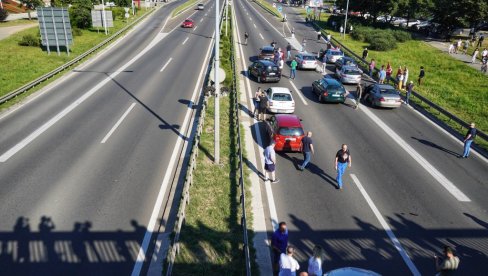 NAROD BESAN NA OPOZICIJU ZBOG BLOKADE AUTO-PUTA Reporter N1: LJudi gube strpljenje, pokušavaju da se izvuku iz blokade (VIDEO)