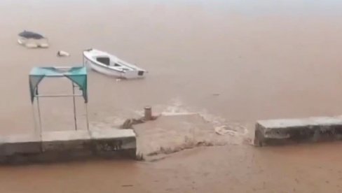 HAOTIČNI PRIZORI U TIVTU I HERCEG NOVOM: Brojne ulice pod vodom, grom izazvao požar, domaćinstva bez struje (VIDEO)